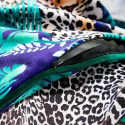 Tropischer Kissenbezug aus Samt – Palmenblätter-Tierdruck mit Quasten