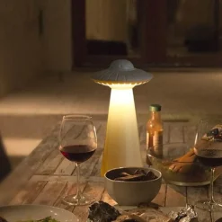 UFO-inspirierte wiederaufladbare LED-Schreibtischlampe