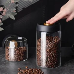 Vakuumversiegelter Kaffeebohnenbehälter aus Glas zur Frischhaltung in der Küche zu Hause