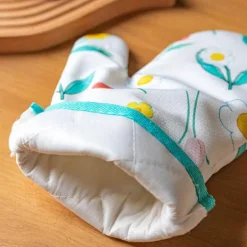 Verbrühungssichere Backhandschuhe mit Blumenmuster