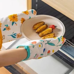Verbrühungssichere Backhandschuhe mit Blumenmuster