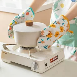 Verbrühungssichere Backhandschuhe mit Blumenmuster