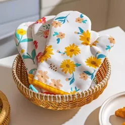 Verbrühungssichere Backhandschuhe mit Blumenmuster