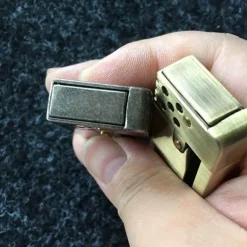 Vintage Feuerzeug mit seitlicher Zündung – Retro-Flammenwerkzeug