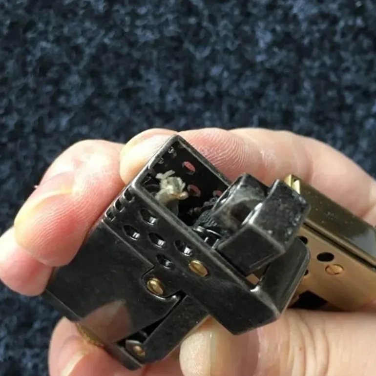 Vintage Feuerzeug mit seitlicher Zündung – Retro-Flammenwerkzeug