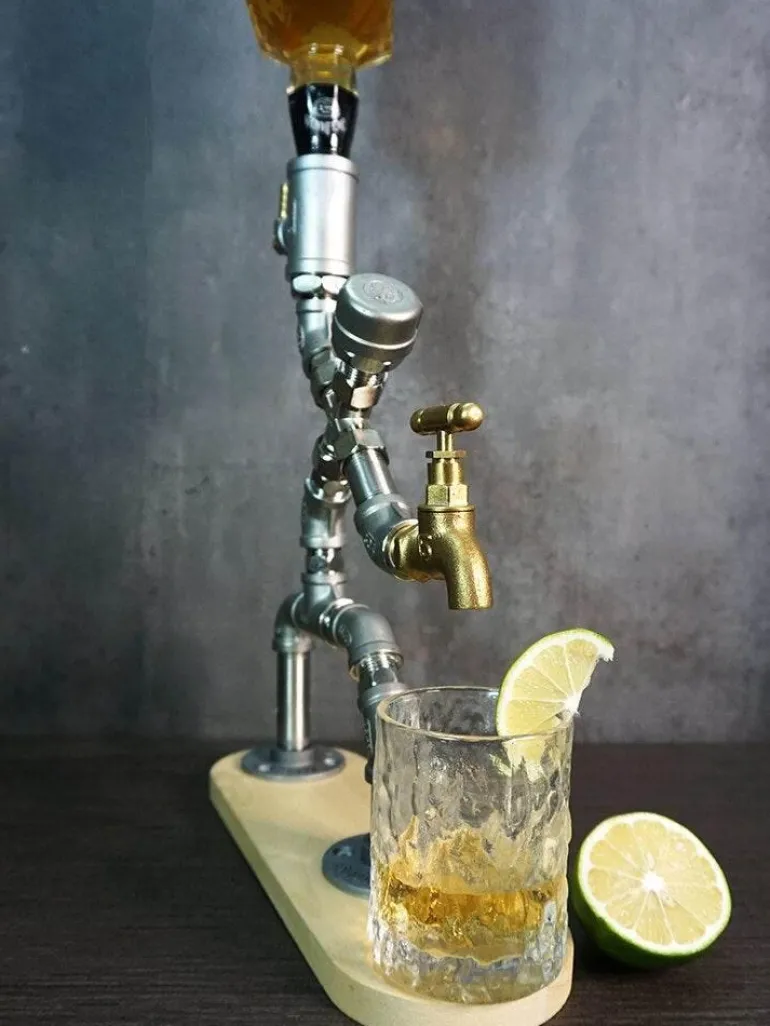 Vintage Industrieller Getränkespender aus Rohren - Einzigartiges Home-Bar-Accessoire