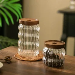 Vorratsdose aus gewelltem, gestreiftem Glas – dekorativer Behälter