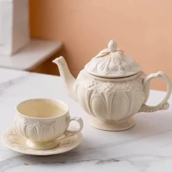 Weißes Porzellan-Teeservice – Elegante englische Teetassen und Kaffeekanne