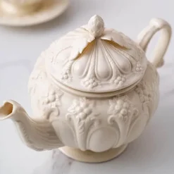 Weißes Porzellan-Teeservice – Elegante englische Teetassen und Kaffeekanne