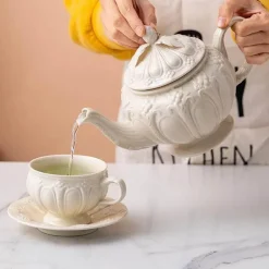 Weißes Porzellan-Teeservice – Elegante englische Teetassen und Kaffeekanne