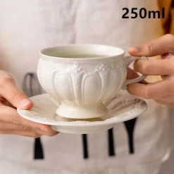 Weißes Porzellan-Teeservice – Elegante englische Teetassen und Kaffeekanne