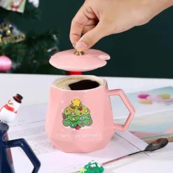 Weihnachtliches Keramiktassen-Set mit Weihnachtsmann- und Elch-Motiv