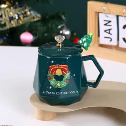 Weihnachtliches Keramiktassen-Set mit Weihnachtsmann- und Elch-Motiv